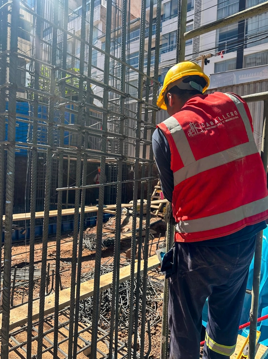 Obrero de Constructora e Inmobiliaria Caballero en obra